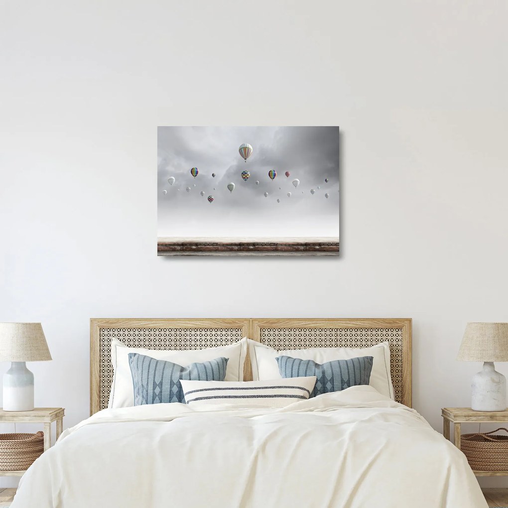 Kép - léggömbök egy téglafal felett (üvegen) (70x50 cm)