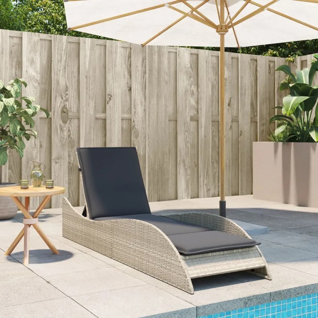 Világosszürke polyrattan napozóágy párnával 60x205x73 cm