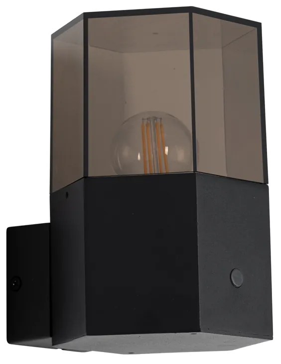 Kültéri fali lámpa fekete füstüveg hatszöglettel és szürkületi érzékelővel - Denmark