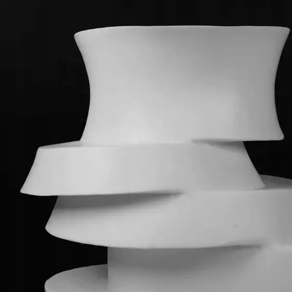 Váza 38x33x36 cm gyanta/fehér