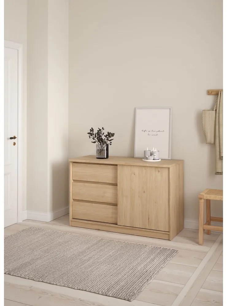 Natúr színű komód tolóajtóval tölgyfa dekorral 119x76x50 cm Naia – Tvilum