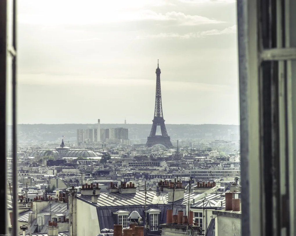 Poszter 50x40cm Az Eiffel-torony a Montmartre 2 lakás ablakán keresztül látható,