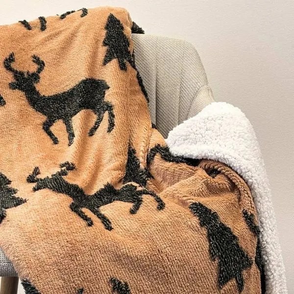 Karácsonyi mikroflanel takaró serpával - 200x150 cm - barna szarvasos - fenyőfás mintával