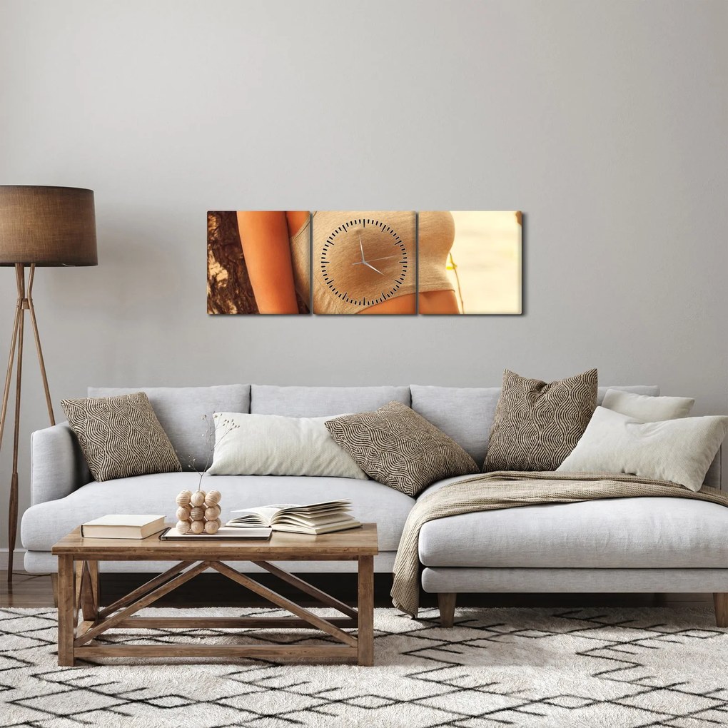 Kép - nő a fa mellett (órával) (90x30 cm)
