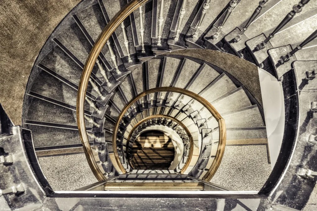Poszter 30x20cm Spirál lépcső felülről az épületben, Assaf Frank