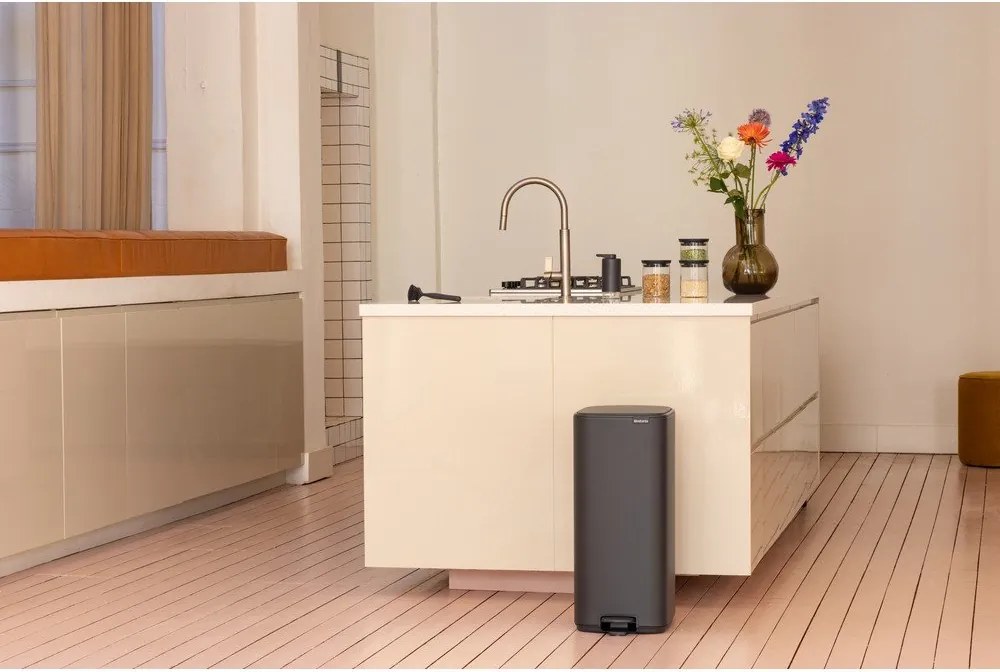 Sötétszürke acél pedálos szemetes 30 l Bo – Brabantia