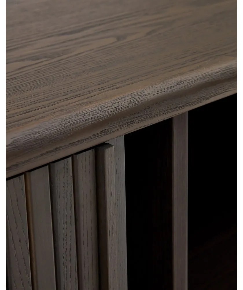 Sötétbarna alacsony komód tolóajtóval, kőrisfa dekorral 180x75 cm Mailen – Kave Home