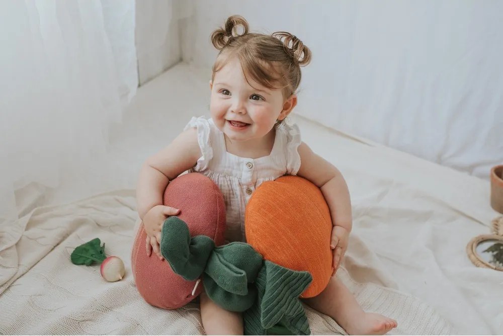 Gyerek párna Cathy the Carrot – Lorena Canals