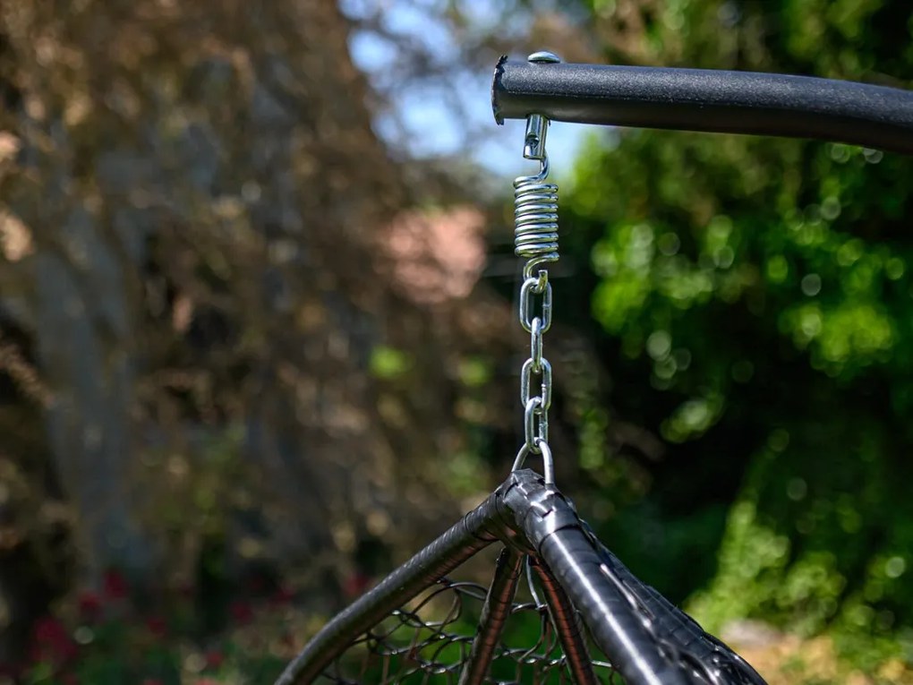 Fekete függőszék KOKON állvánnyal, világos párna