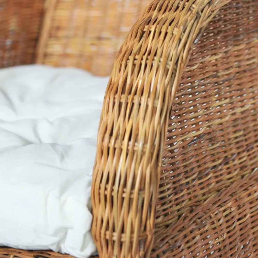 világosbarna természetes rattan és lenvászon kanapé párnával