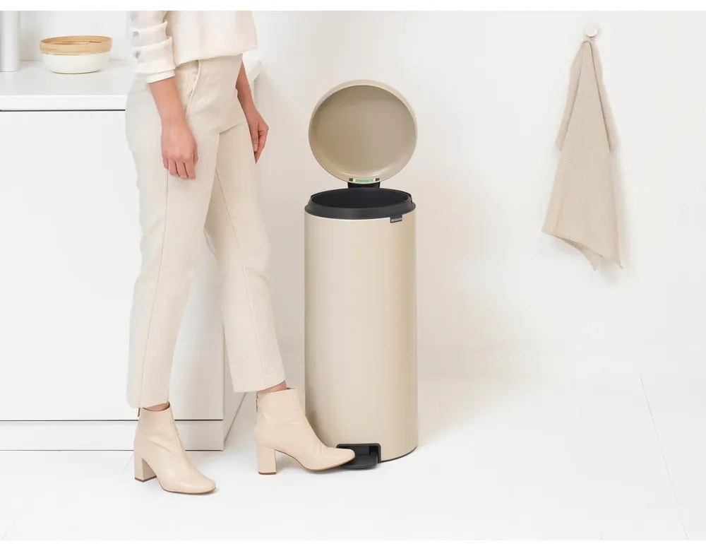 Bézs acél pedálos szemetes 30 l NewIcon – Brabantia