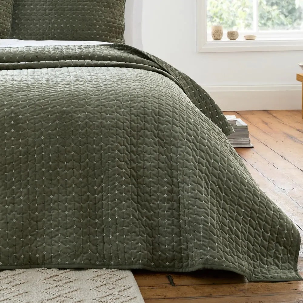 Zöld bársony steppelt ágytakaró 240x260 cm Attica Velvet Embroidered – Bianca