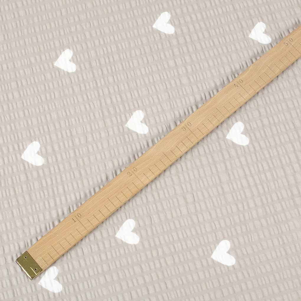 Goldea pamut krepp anyag - szívecskék, latté színű alapon 160 cm