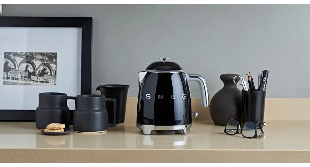 Fekete rozsdamentes acél vízforraló 800 ml Retro Style – SMEG