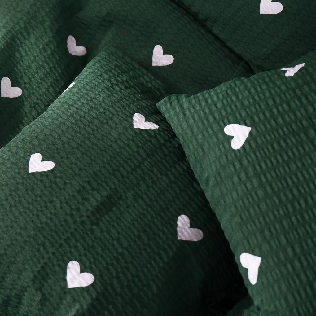 Goldea karácsonyi krepp ágyneműhuzat - szívecskék, sötétzöld alapon 140 x 220 és 70 x 90 cm