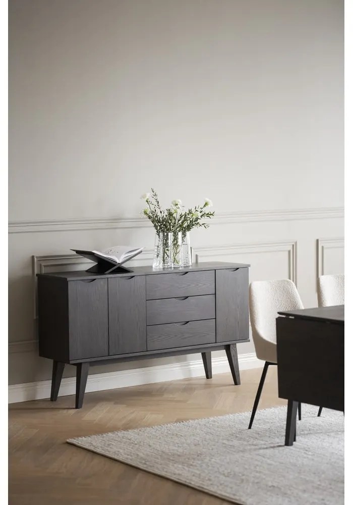 Barna alacsony komód tölgyfa dekorral 150x85 cm Filippa – Rowico