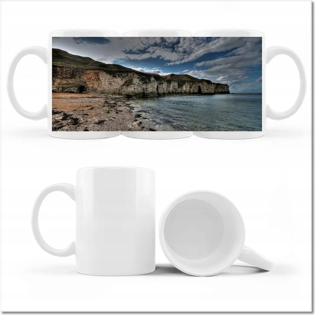 Fotó bögre Érdekes égbolt Tengerpart sziklás sziklával