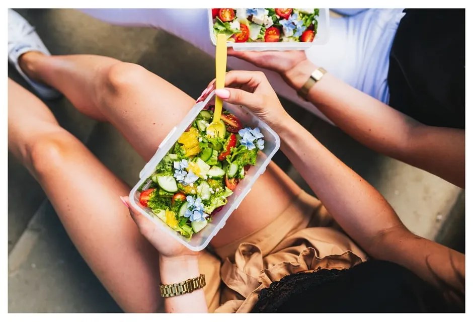 Kétrészes zöld ételes doboz evőeszközökkel, 650 ml + 230 ml - Vialli Design