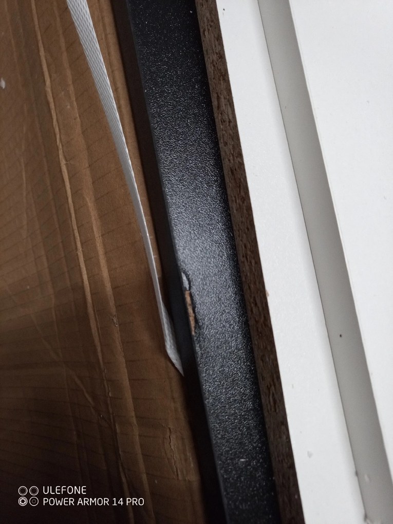 AKCIÓ Fekete étkezőasztal fehér lábakkal MADO 120x80 II. minőség