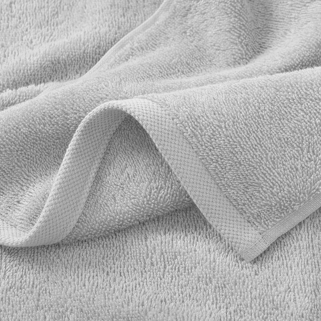 Goldea gyermek frottír törölköző - színes traktorok szürkén 30 x 50 cm