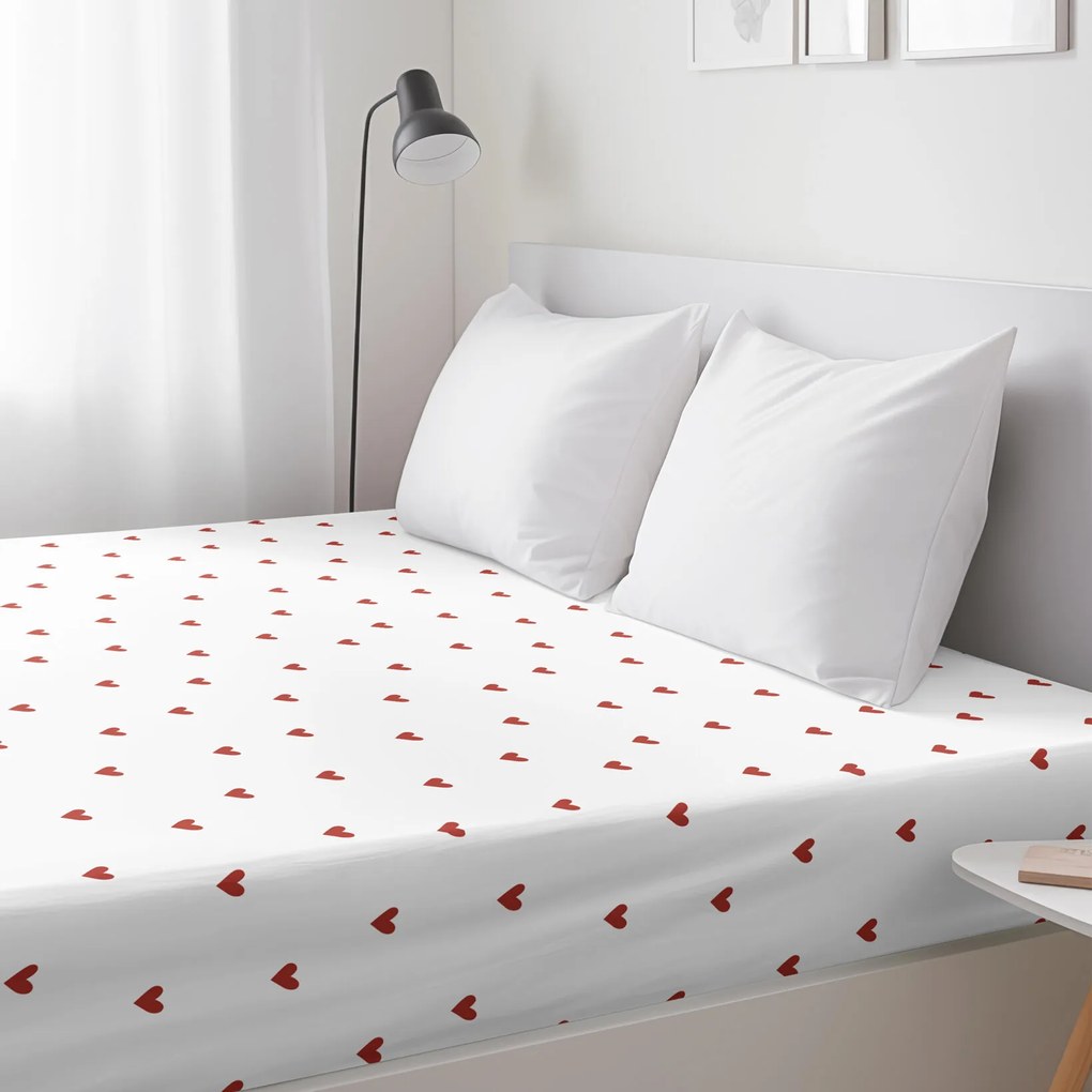 Goldea pamut körgumis lepedő - piros szívecskék, fehér alapon 120 x 200 cm