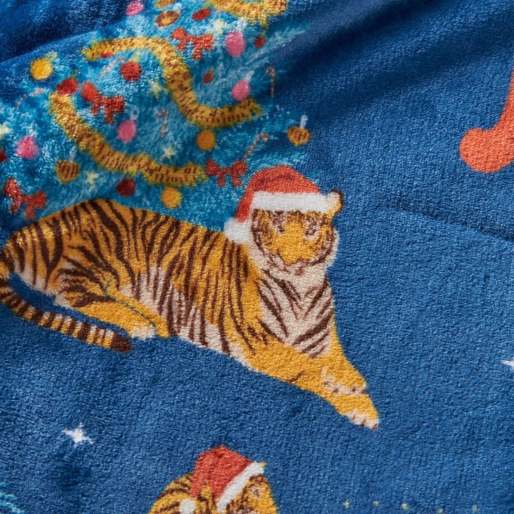Kék mikroplüss takaró karácsonyi mintával 130x170 cm Christmas Tiger – Catherine Lansfield