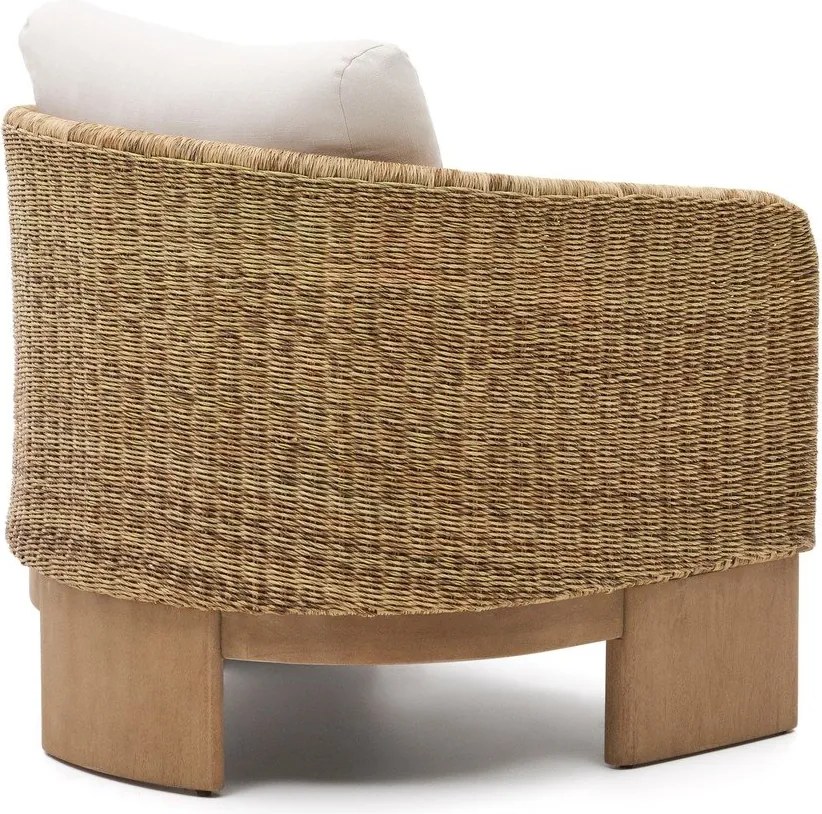 Bézs-natúr színű tömörfa-műrattan kerti fotel Xoriguer – Kave Home