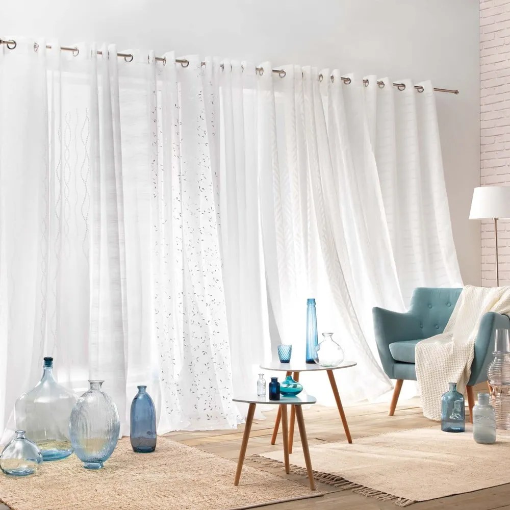 Fehér-ezüstszínű voile fényáteresztő függöny 140x240 cm Floressia – douceur d'intérieur