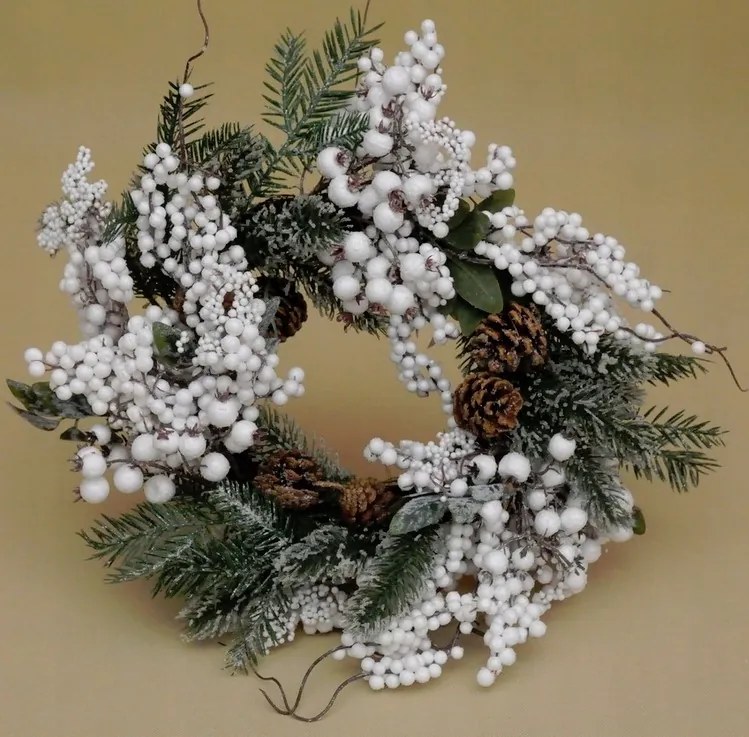 Karácsonyi koszorú berkenye mintával