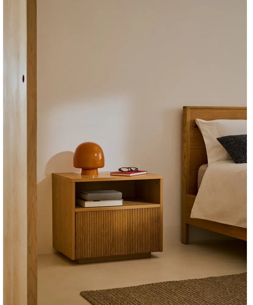 Natúr színű éjjeliszekrény tölgyfa dekorral Helvine – Kave Home