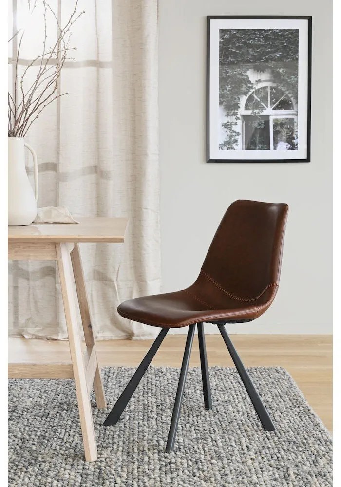 Alpha barna étkezőszék fekete lábakkal - Rowico