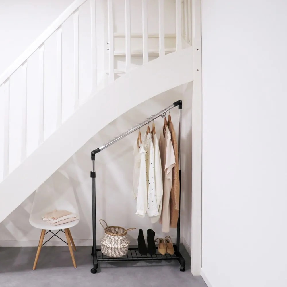 Fekete fém teleszkópos-gurulós ruhatartó állvány Under Stairs – Compactor