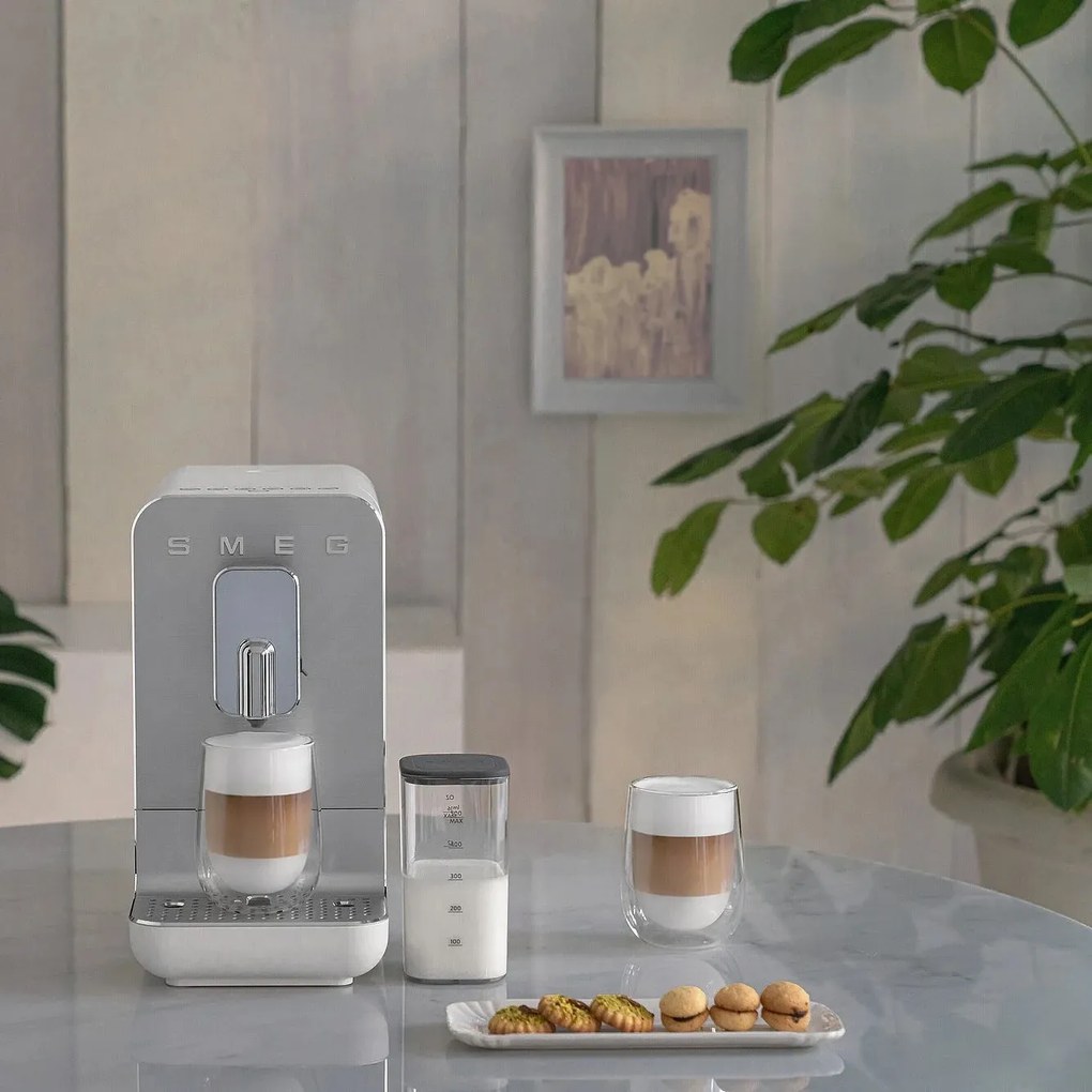 SMEG Automatický kávovar BCC13 na cappucino 19 barů s dávkovačem mléka, 1,4l, bílá - Smeg