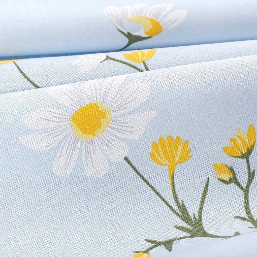 Goldea pamut párnahuzat - kamilla virágok világoskék alapon 50 x 70 cm