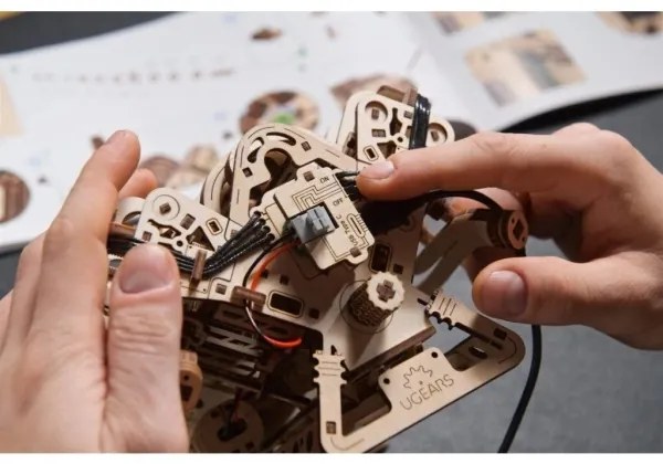 Ugears - 3D fából készült mechanikus kirakó: V8-motor