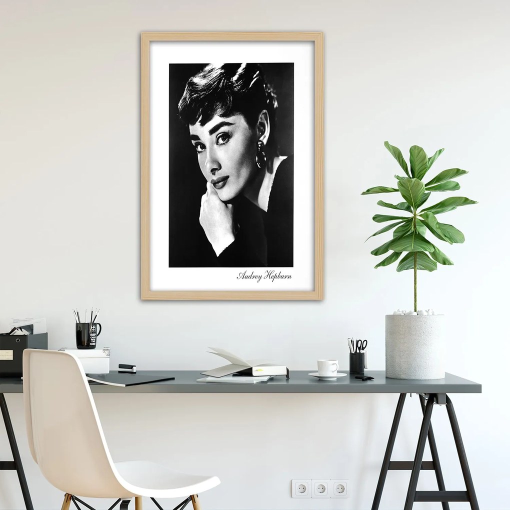 Gario Poszter Audrey Hepburn portréja A keret színe: Fekete, Méret: 70 x 100 cm