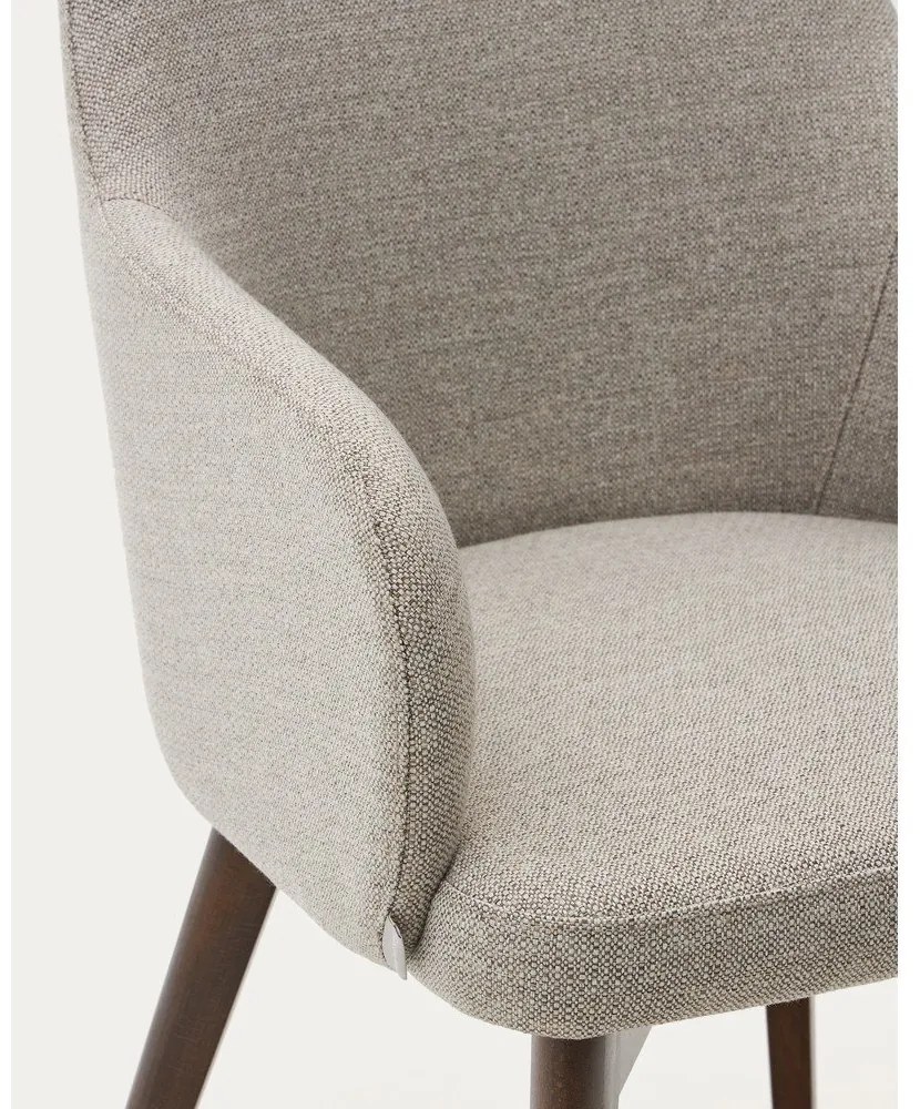 Bézs kárpitozott karfás étkezőfotel Nelida – Kave Home