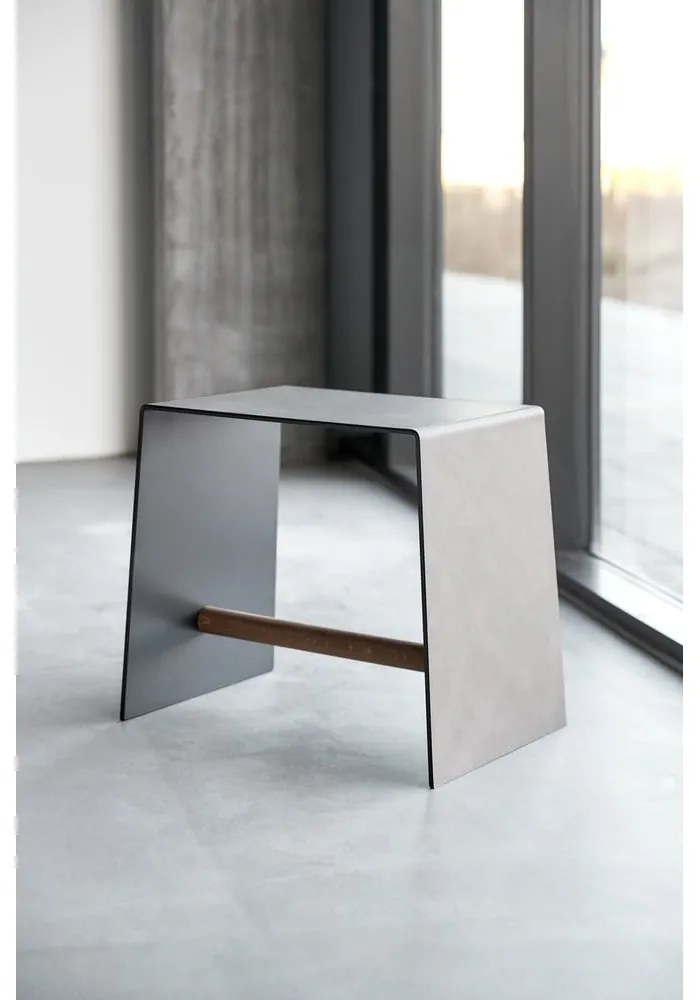 Szürkésbézs fém ülőke Bull – LIND DNA