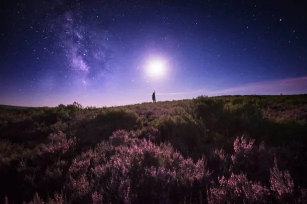 Fotográfia Touching the Moon and the Milky Way, Carlos Fernandez