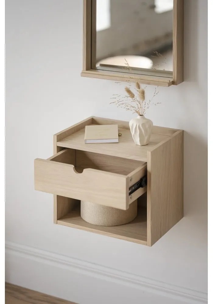 Natúr színű tölgyfa függő-polcokkal éjjeliszekrény Hillmond – Rowico