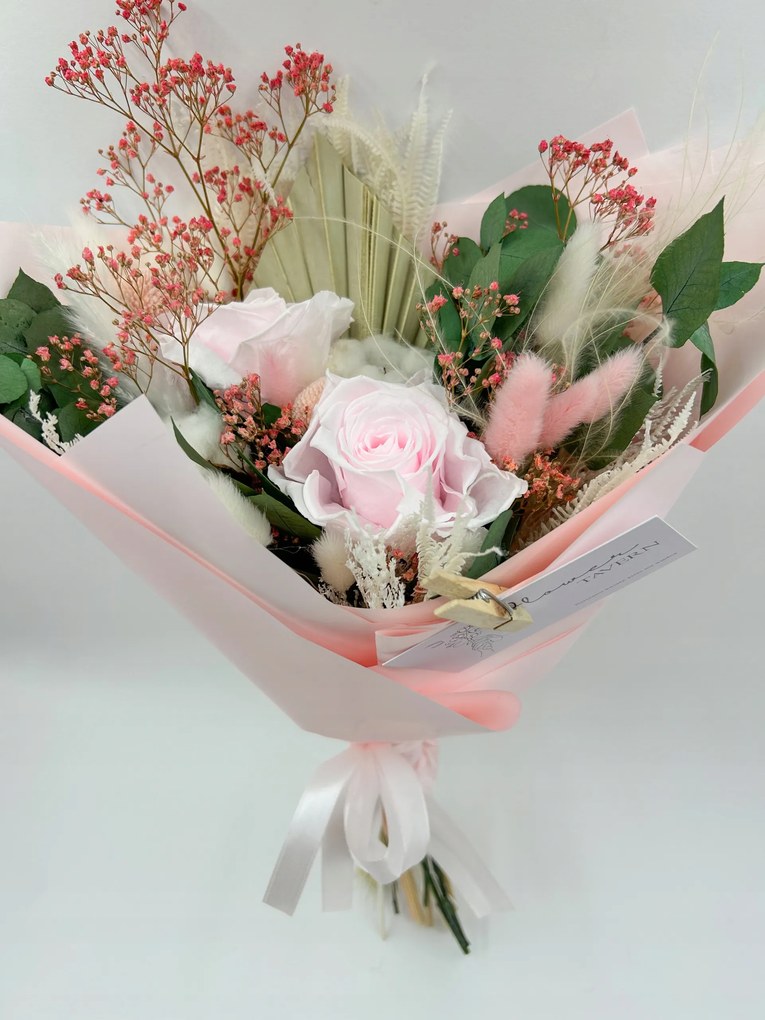 Stílusos csokor vázába, örök rózsákkal