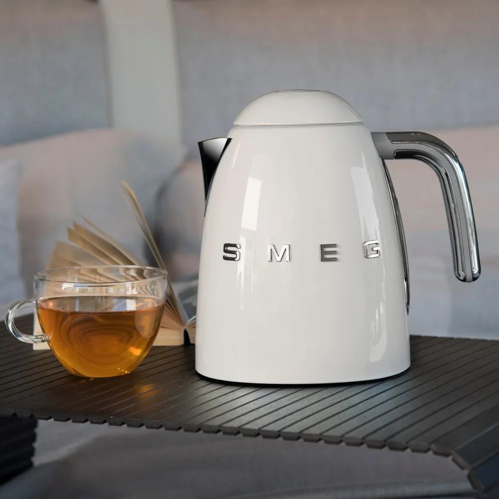 Krémszínű rozsdamentes acél vízforraló 1,7 l Retro Style – SMEG