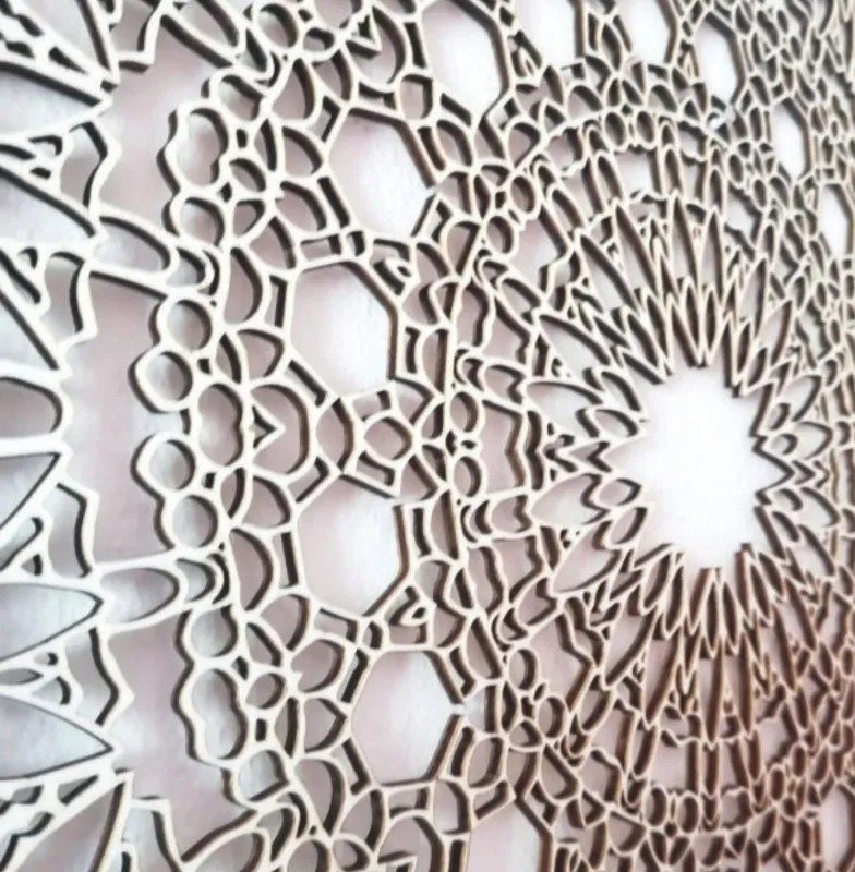 Fából készült mandala a falon | POIET