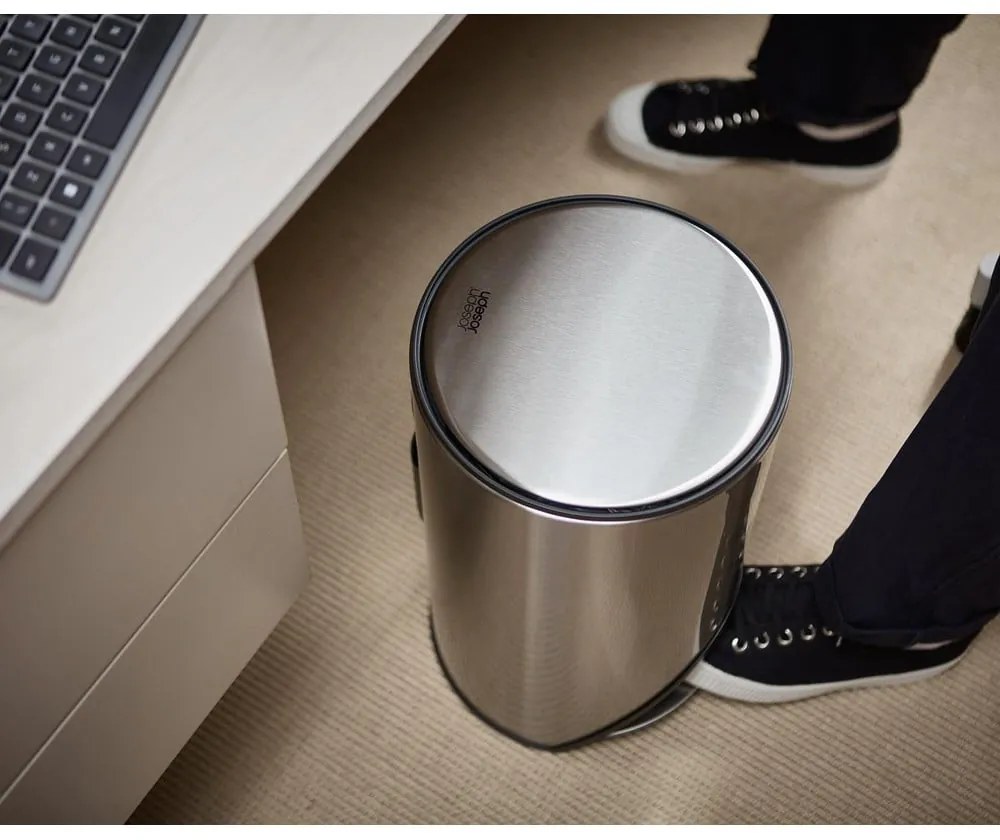 Fényes ezüstszínű rozsdamentes acél pedálos szemetes 10 l Arc – Joseph Joseph