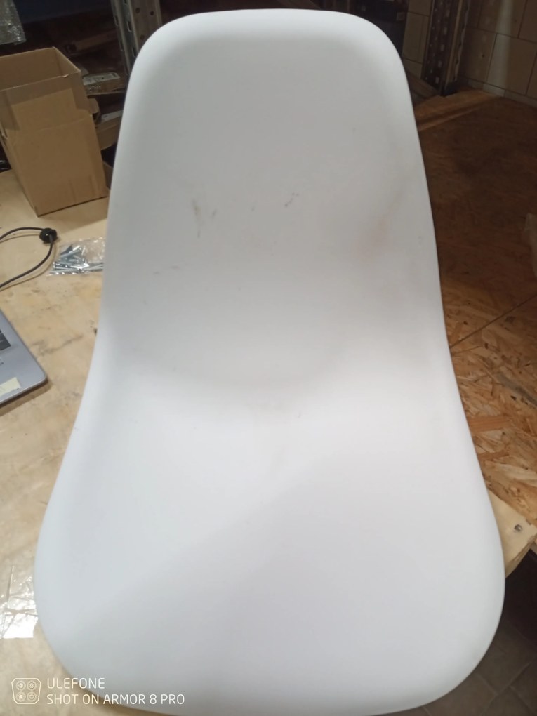 Akció Fehér OSAKA szék fekete lábakkal II. osztály