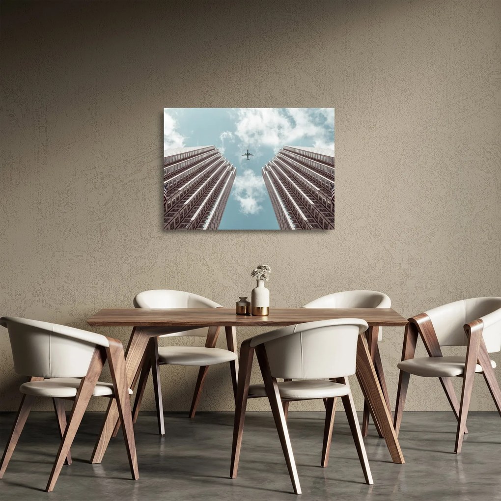 Repülőgép az épületek között képe (üvegen) (70x50 cm)
