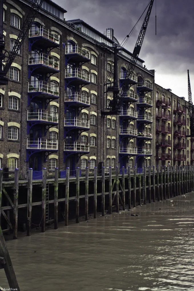 Poszter 20x30cm Járda az épület mellett a folyóban, Assaf Frank