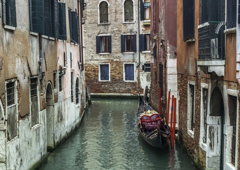 Poszter 29,7x21cm Keskeny csatorna régi épületeken át, Assaf Frank