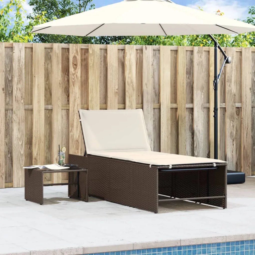 2 db barna polyrattan napozóágy asztallal