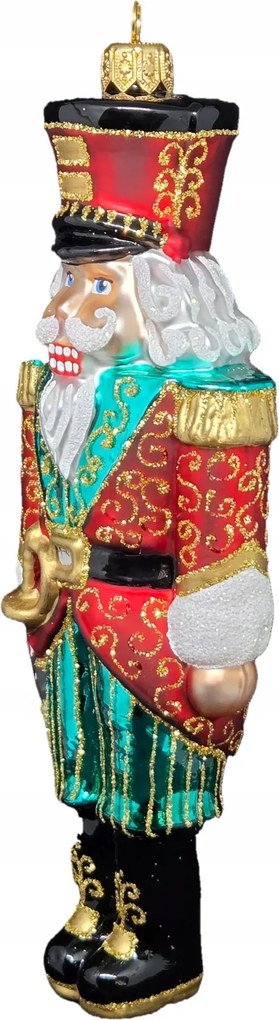 Piros Diótörő kollekció zöld ruhában